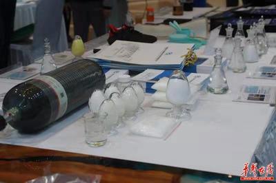 巴陵石化綠色化工產(chǎn)品亮相岳陽市新技術(shù)新產(chǎn)品展示推廣會(huì)